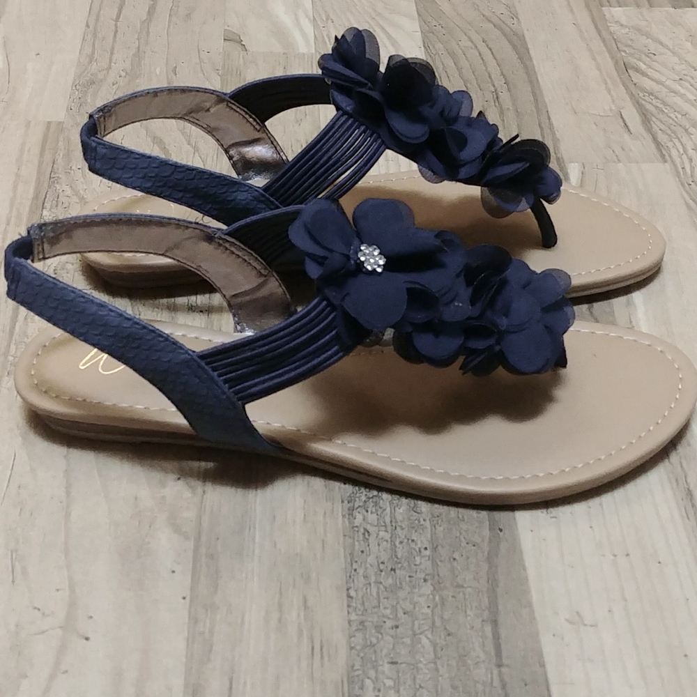 NIB Wild Pair Navy Blue Floral Sandals